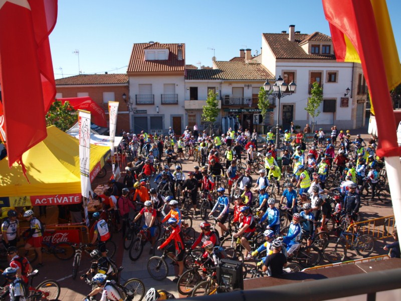La plaza de Sevilla la Nueva repleta de bicicletas